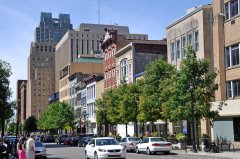 Fayetteville_Street_in_downtown_Raleigh, _North_Carolina