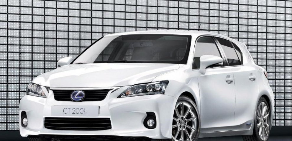Luxury cars with Best gas mileage